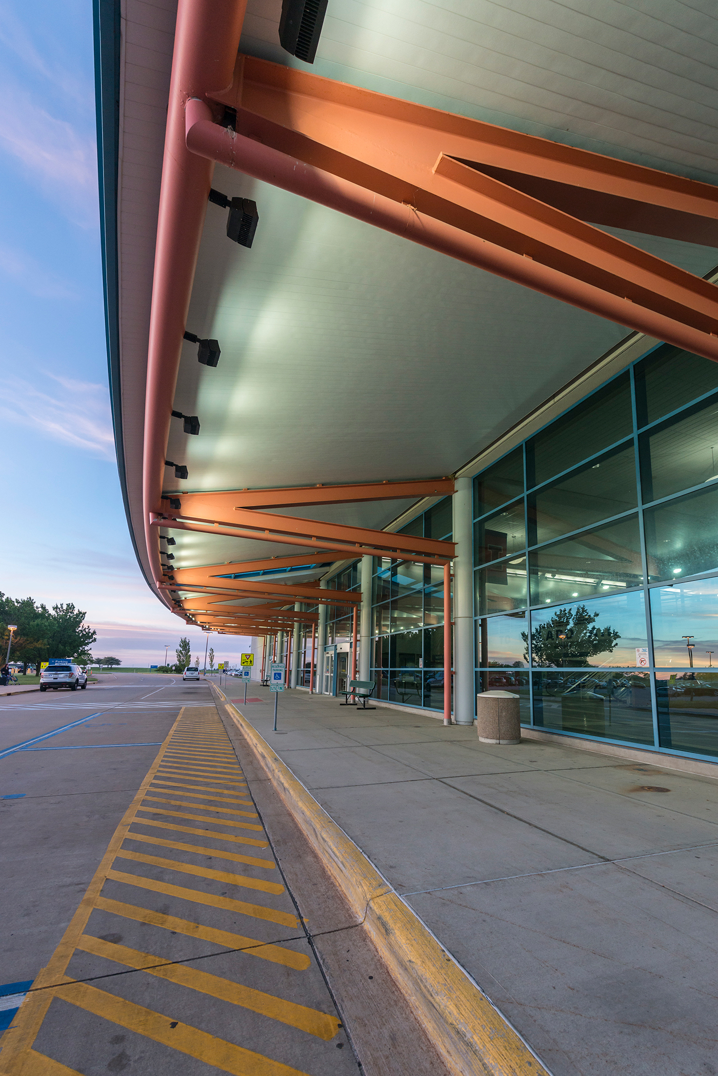 drop-off front entry at Willard Airport